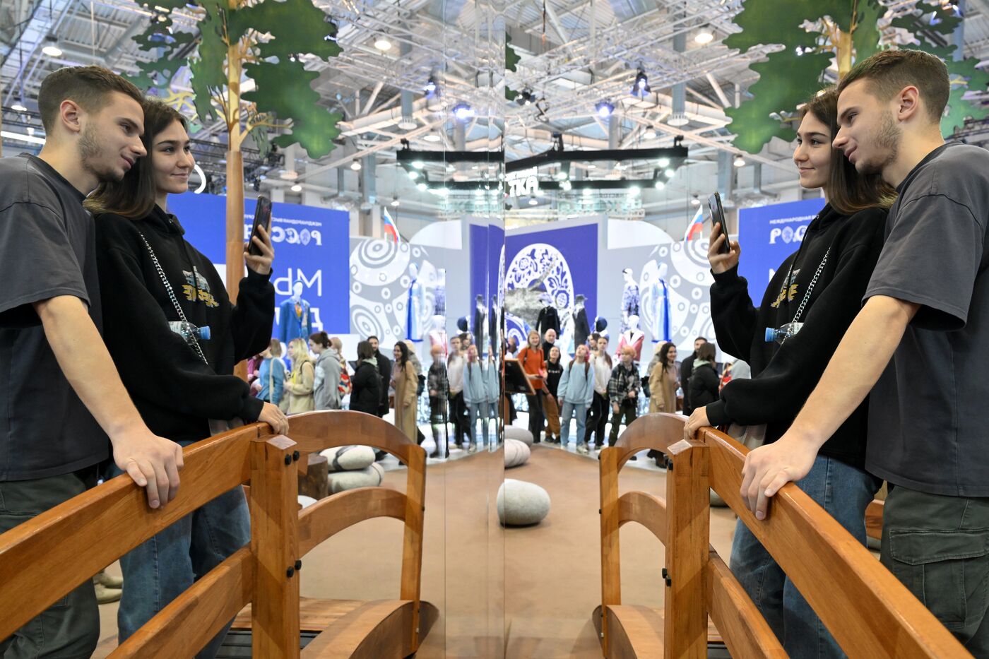 Работа выставки "Россия"