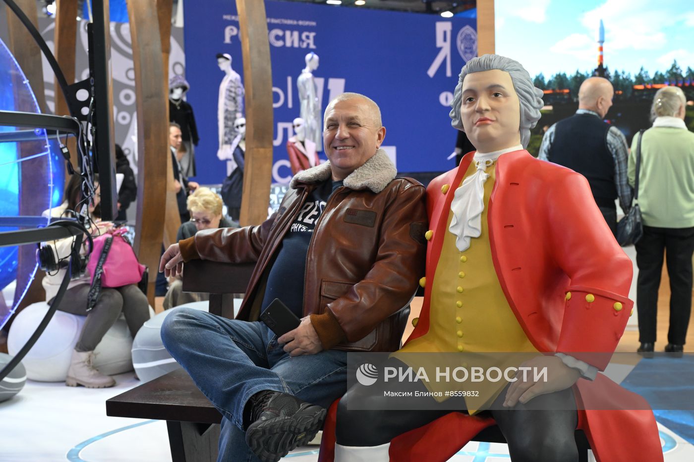 Работа выставки "Россия"