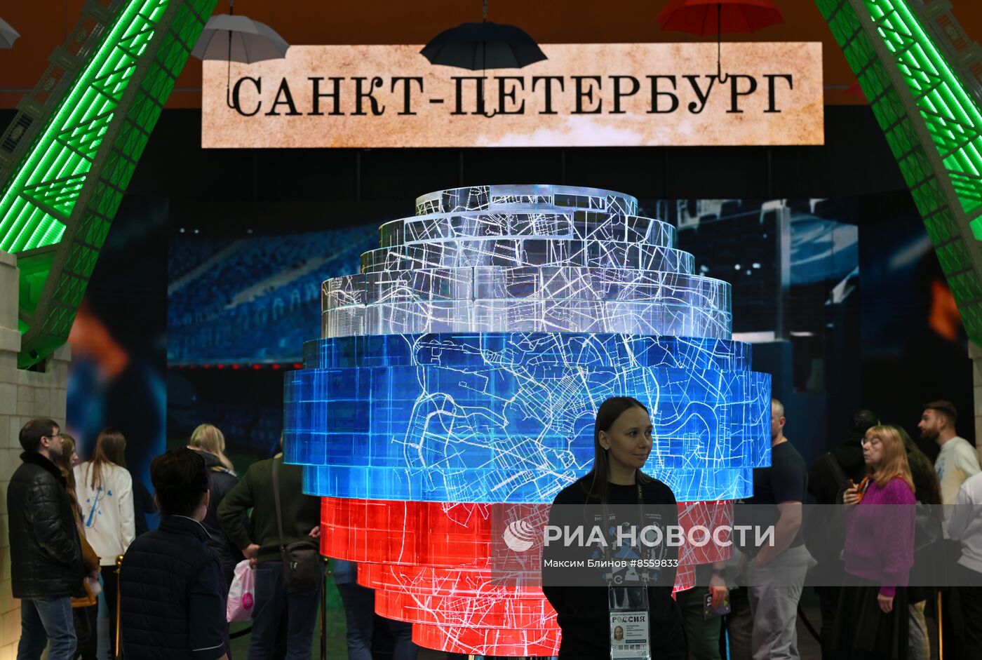 Работа выставки "Россия"