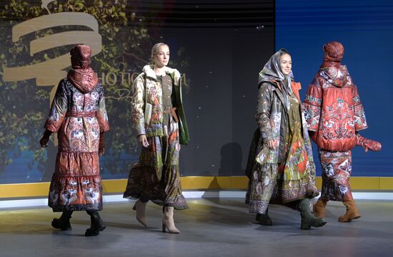 Выставка "Россия". Показ мод "Этноподиум" и перфоманс "Русский космос"