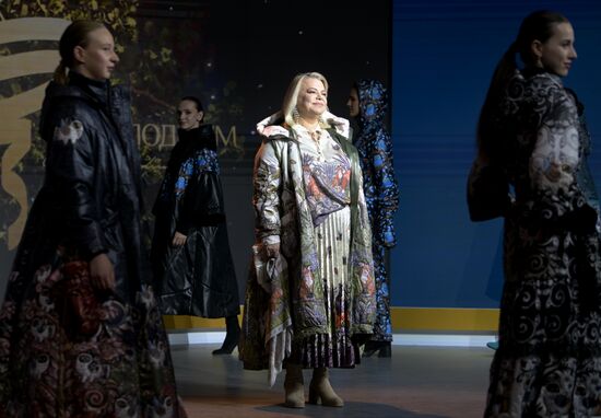 Выставка "Россия". Показ мод "Этноподиум" и перфоманс "Русский космос"