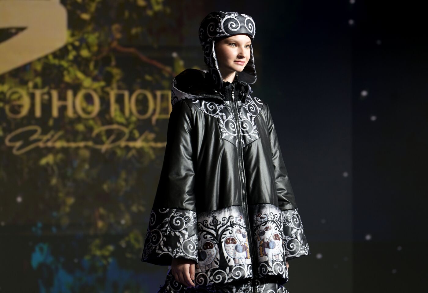 Выставка "Россия". Показ мод "Этноподиум" и перфоманс "Русский космос"