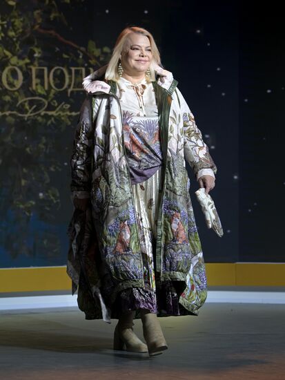 Выставка "Россия". Показ мод "Этноподиум" и перфоманс "Русский космос"