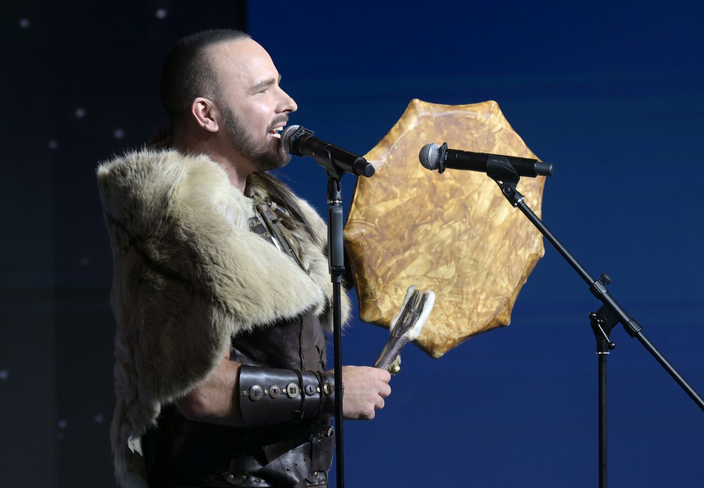 Выставка "Россия". Показ мод "Этноподиум" и перфоманс "Русский космос"