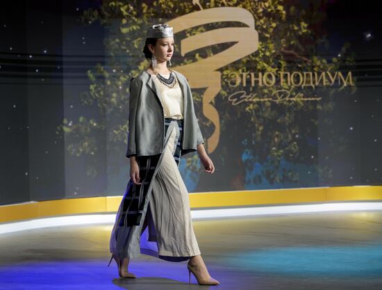 Выставка "Россия". Показ мод "Этноподиум" и перфоманс "Русский космос"