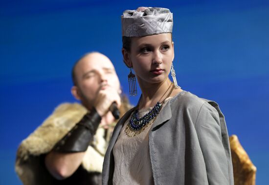 Выставка "Россия". Показ мод "Этноподиум" и перфоманс "Русский космос"