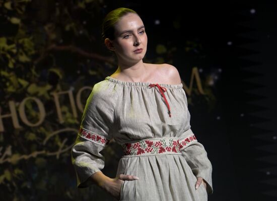 Выставка "Россия". Показ мод "Этноподиум" и перфоманс "Русский космос"