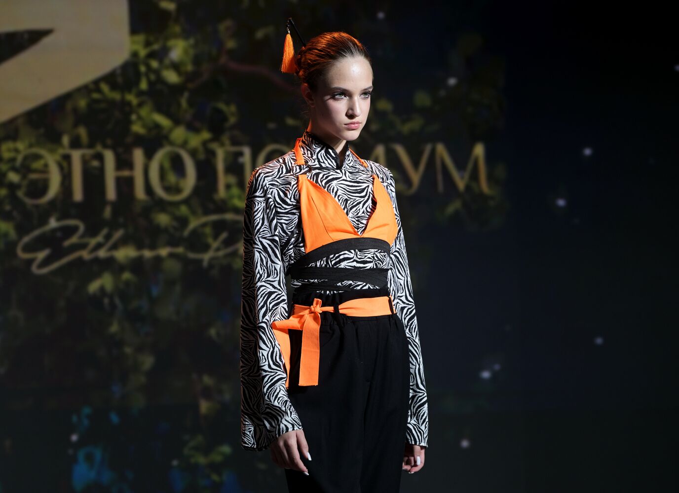 Выставка "Россия". Показ мод "Этноподиум" и перфоманс "Русский космос"