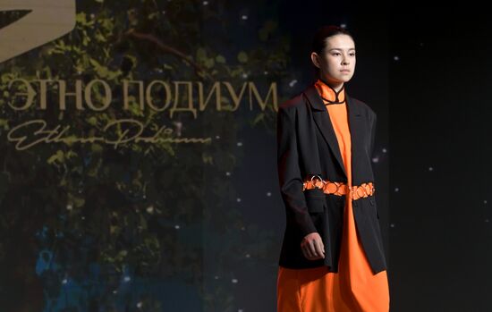 Выставка "Россия". Показ мод "Этноподиум" и перфоманс "Русский космос"