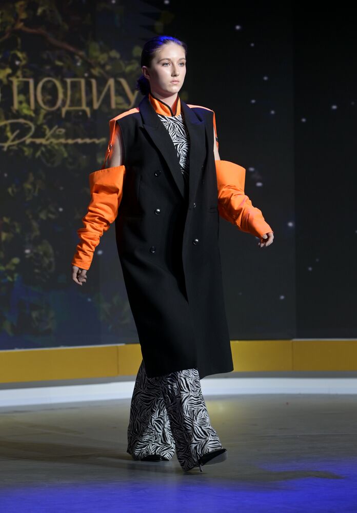 Выставка "Россия". Показ мод "Этноподиум" и перфоманс "Русский космос"