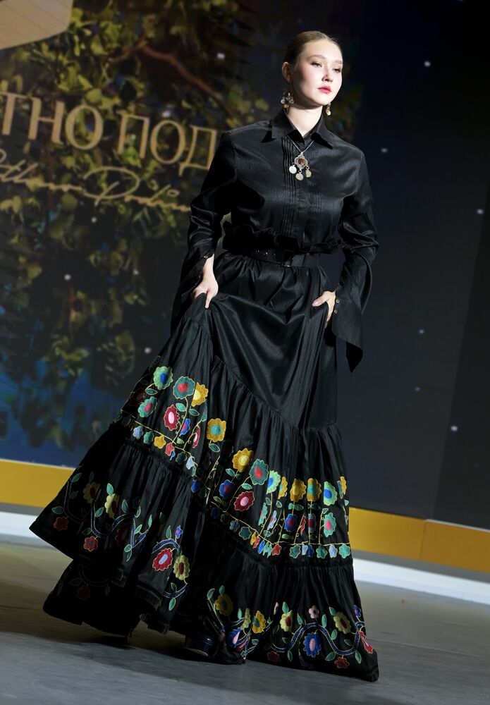 Выставка "Россия". Показ мод "Этноподиум" и перфоманс "Русский космос"