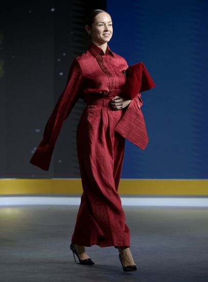 Выставка "Россия". Показ мод "Этноподиум" и перфоманс "Русский космос"