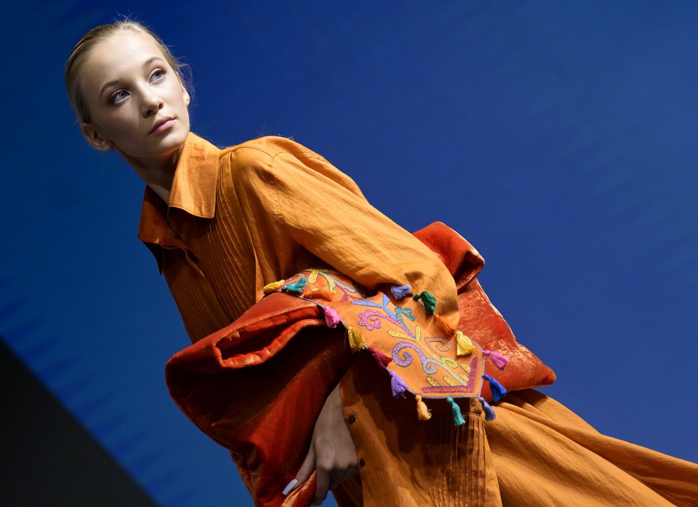 Выставка "Россия". Показ мод "Этноподиум" и перфоманс "Русский космос"