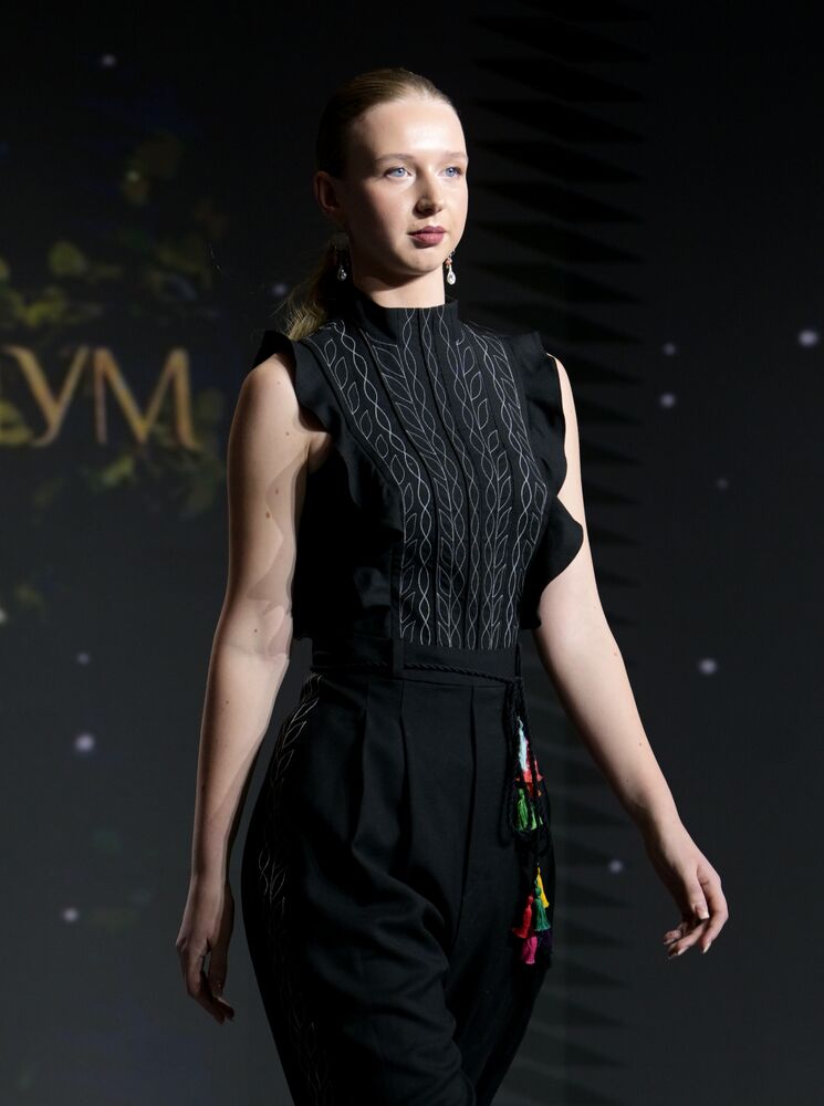 Выставка "Россия". Показ мод "Этноподиум" и перфоманс "Русский космос"