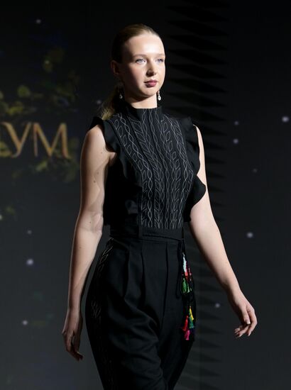 Выставка "Россия". Показ мод "Этноподиум" и перфоманс "Русский космос"