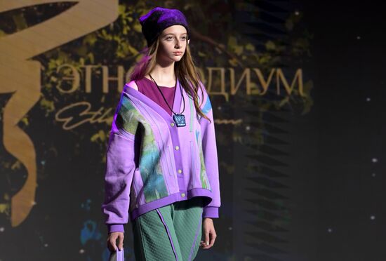 Выставка "Россия". Показ мод "Этноподиум" и перфоманс "Русский космос"