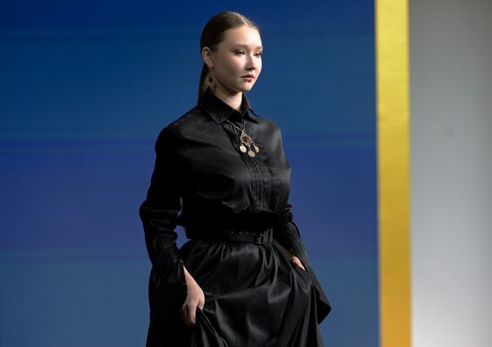 Выставка "Россия". Показ мод "Этноподиум" и перфоманс "Русский космос"