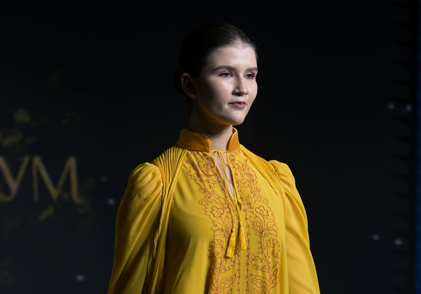 Выставка "Россия". Показ мод "Этноподиум" и перфоманс "Русский космос"