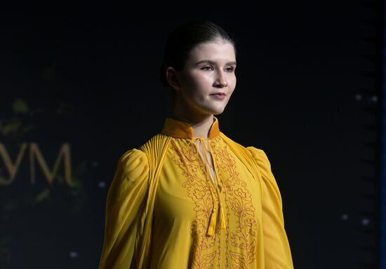 Выставка "Россия". Показ мод "Этноподиум" и перфоманс "Русский космос"