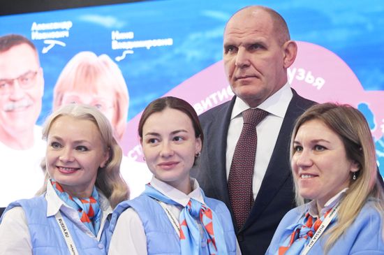 Международная выставка-форум "Россия"
Встреча с Александром Карелиным, павильон С
Александр Карелин, сенатор Совета Федерации РФ Место: Россия, Москва. Автор: Кирилл Каллиников/РИА Новости. Выставка "Россия". Встреча с Александром Карелиным