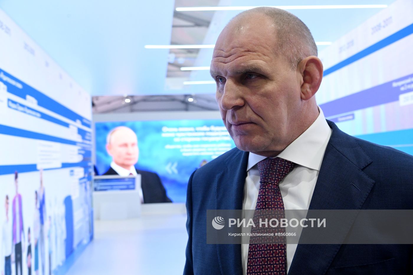 Выставка "Россия". Встреча с Александром Карелиным