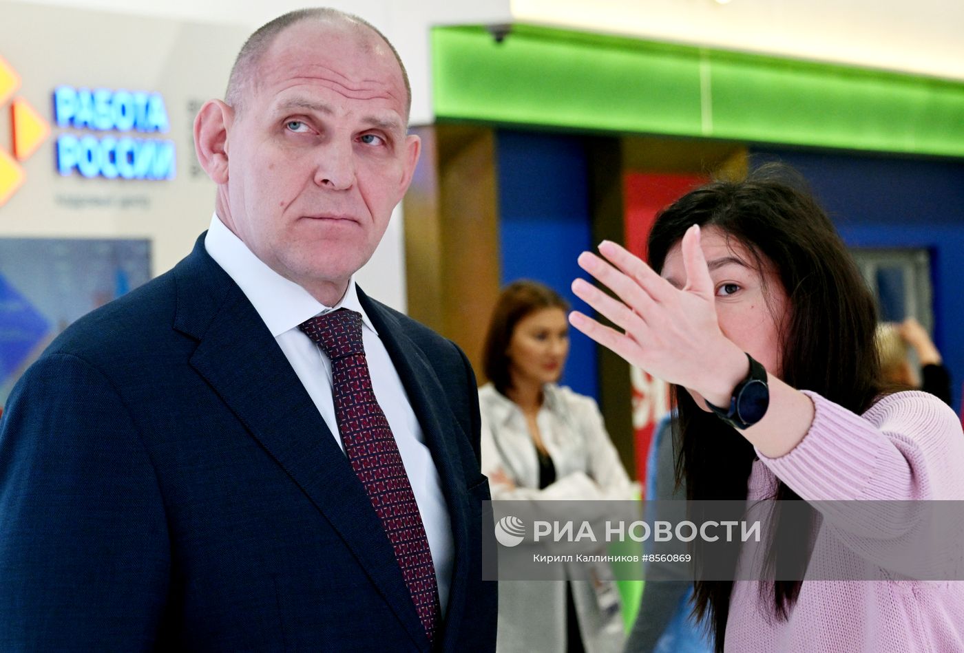 Выставка "Россия". Встреча с Александром Карелиным