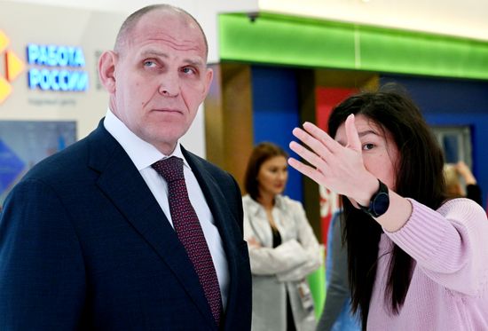 Международная выставка-форум "Россия"
Встреча с Александром Карелиным, павильон С
Александр Карелин, сенатор Совета Федерации РФ Место: Россия, Москва. Автор: Кирилл Каллиников/РИА Новости. Выставка "Россия". Встреча с Александром Карелиным
