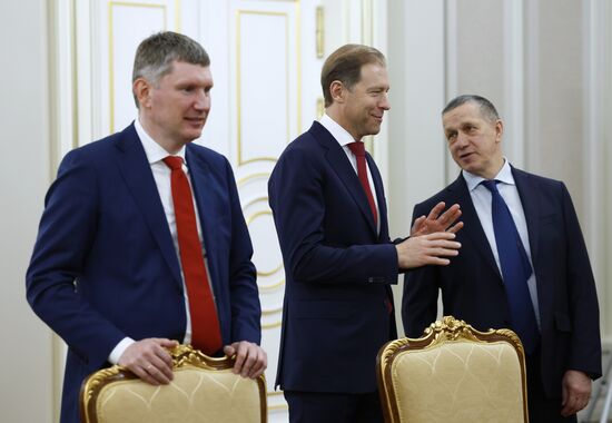 Премьер-министр РФ М. Мишустин провел совещание c вице-премьерами РФ