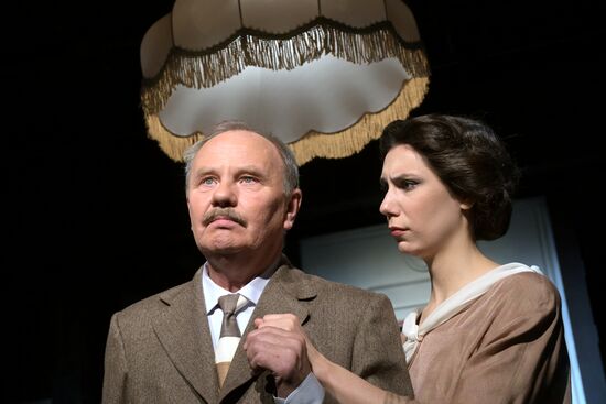 Спектакль "Долгие годы" в Театре Вахтангова