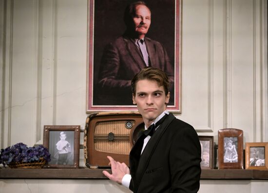 Спектакль "Долгие годы" в Театре Вахтангова