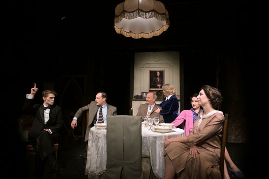 Спектакль "Долгие годы" в Театре Вахтангова