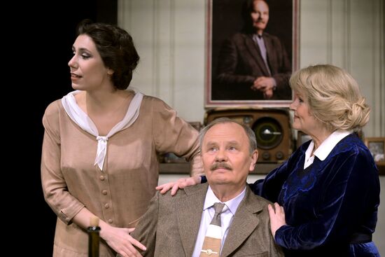 Спектакль "Долгие годы" в Театре Вахтангова