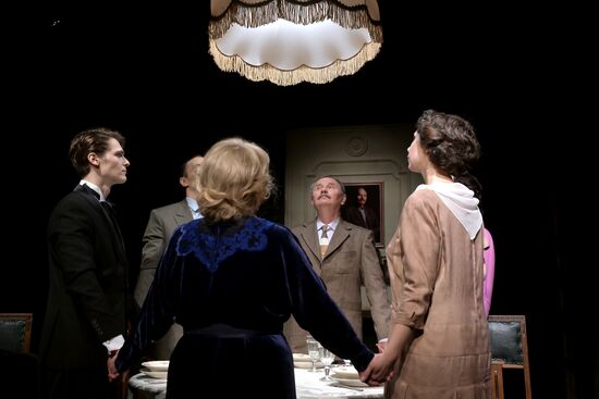 Спектакль "Долгие годы" в Театре Вахтангова