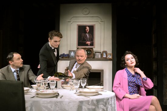 Спектакль "Долгие годы" в Театре Вахтангова