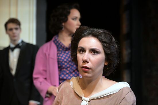 Спектакль "Долгие годы" в Театре Вахтангова