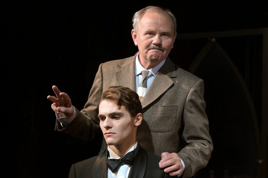 Спектакль "Долгие годы" в Театре Вахтангова