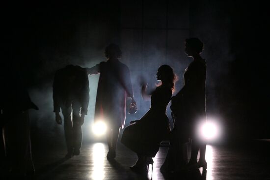 Спектакль "Долгие годы" в Театре Вахтангова