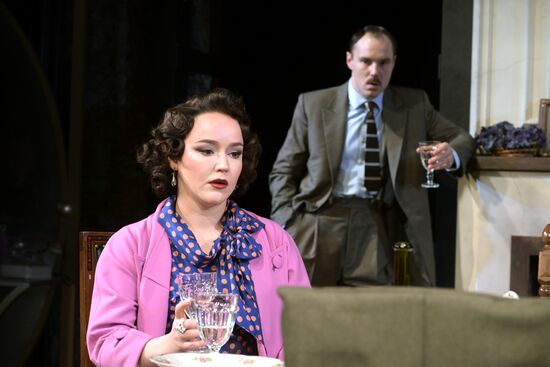 Спектакль "Долгие годы" в Театре Вахтангова