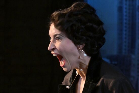 Спектакль "Долгие годы" в Театре Вахтангова