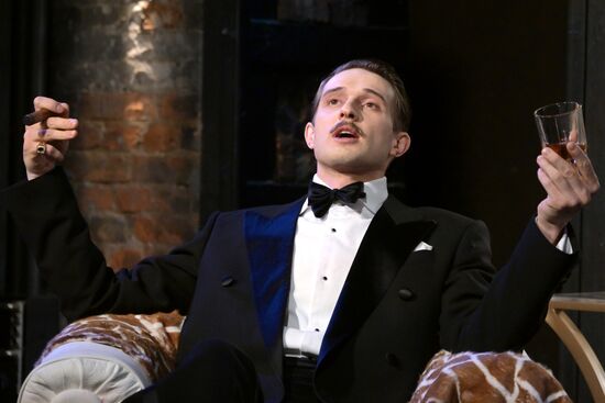 Спектакль "Долгие годы" в Театре Вахтангова