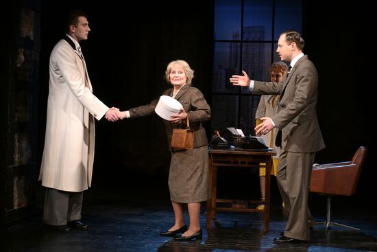 Спектакль "Долгие годы" в Театре Вахтангова