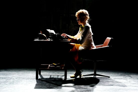 Спектакль "Долгие годы" в Театре Вахтангова