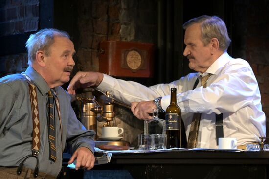 Спектакль "Долгие годы" в Театре Вахтангова