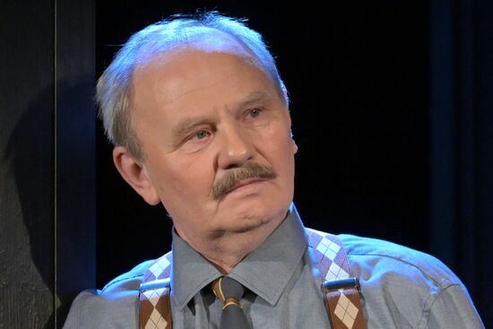 Спектакль "Долгие годы" в Театре Вахтангова