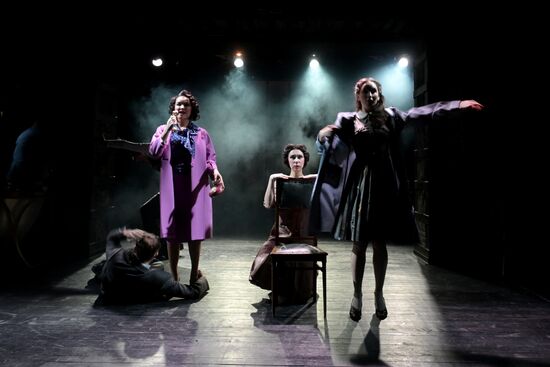 Спектакль "Долгие годы" в Театре Вахтангова