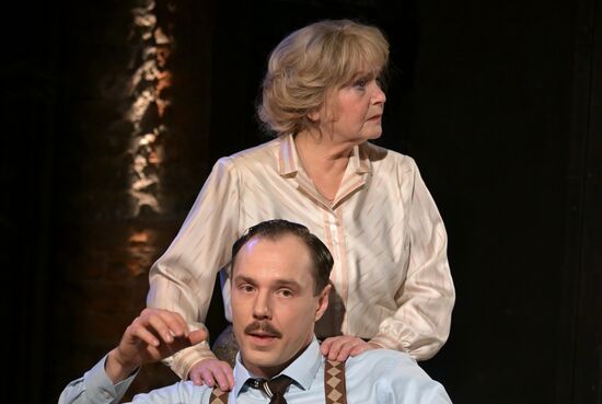 Спектакль "Долгие годы" в Театре Вахтангова