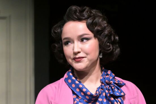 Спектакль "Долгие годы" в Театре Вахтангова