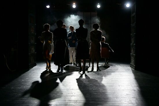 Спектакль "Долгие годы" в Театре Вахтангова