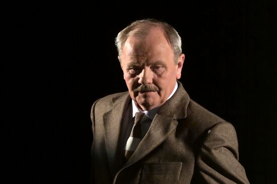 Спектакль "Долгие годы" в Театре Вахтангова