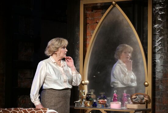 Спектакль "Долгие годы" в Театре Вахтангова